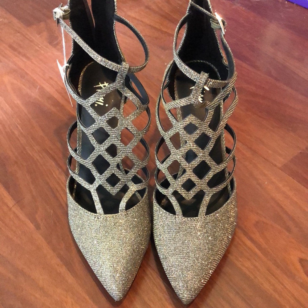 HEELS - Picture 2 of 4
